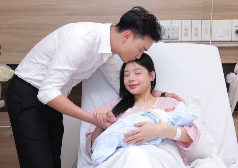 Nam thần VTV gác lại công việc để phụ vợ chăm con.