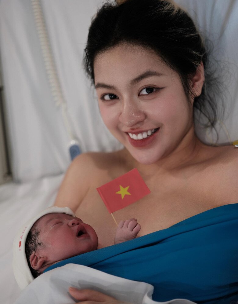 Khoảnh khắc mẹ bỉm gen Z da kề da với con cách đó 1 ngày.