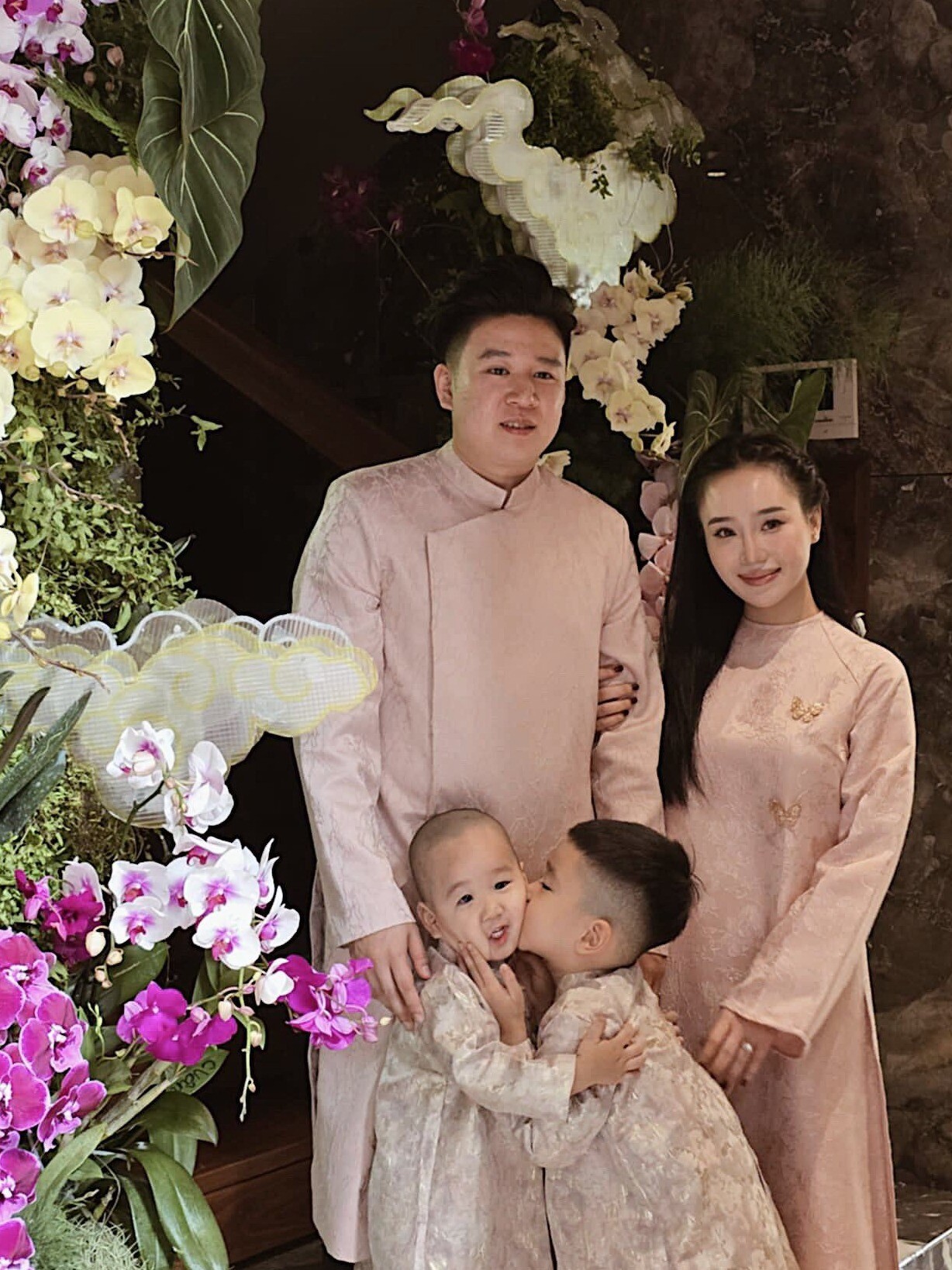 Gia đình toàn visual cực phẩm của người đẹp 10X.