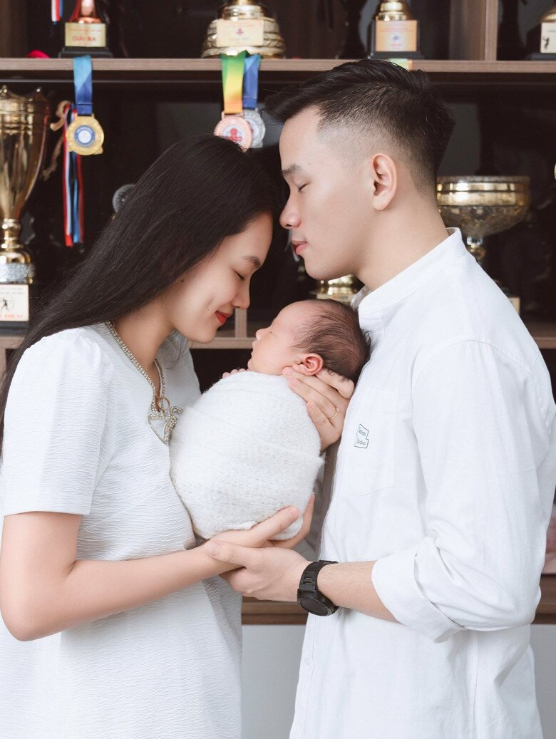 Hoa khôi bóng chuyền 9X đẹp rạng rỡ sau sinh quý tử.