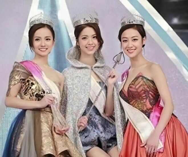 Á hậu Đinh Tử Điền (ngoài cùng bên phải) sắp đón con đầu lòng với con trai chủ ngân hàng.