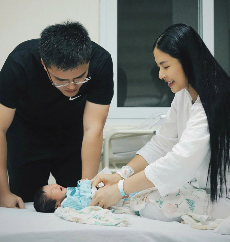 Hoa hậu Ngọc Hân sinh con trai - bé Pi với chồng làm trong ngành ngoại giao.