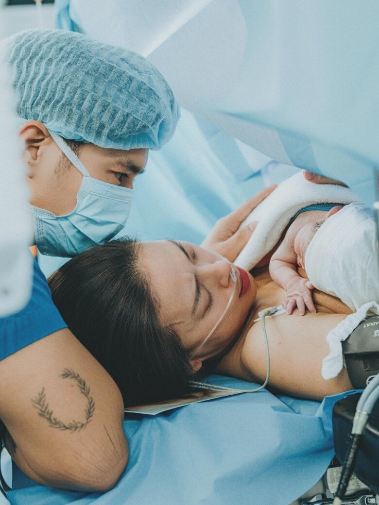 Ngô Thanh Vân và chồng trẻ đón con đầu lòng bằng IVF.