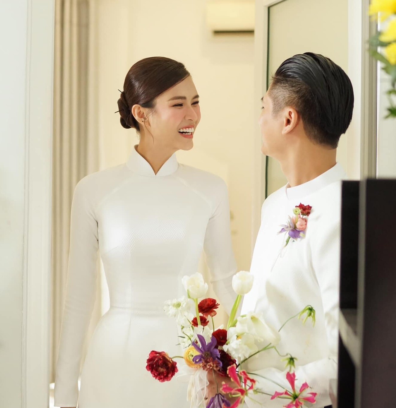 Cặp đôi rạng rỡ trong hôn lễ.