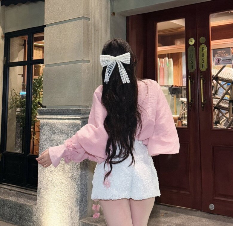 Mẹ bỉm gen Z lên đồ xinh xuống phố với vòng eo thon gọn.