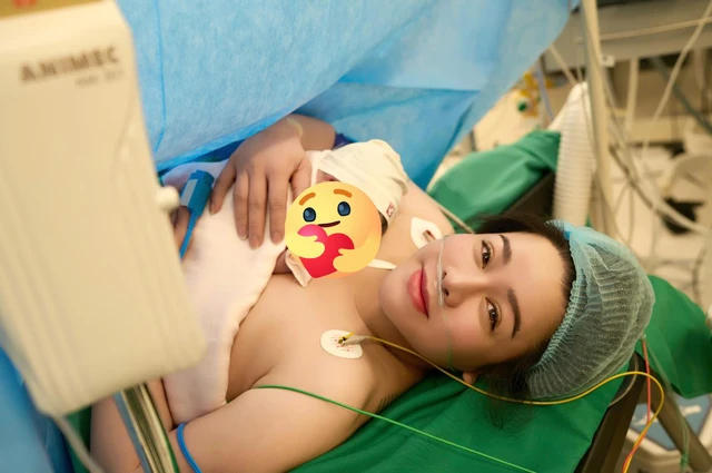 Nhật Kim Anh sinh con gái lai ở tuổi 40.