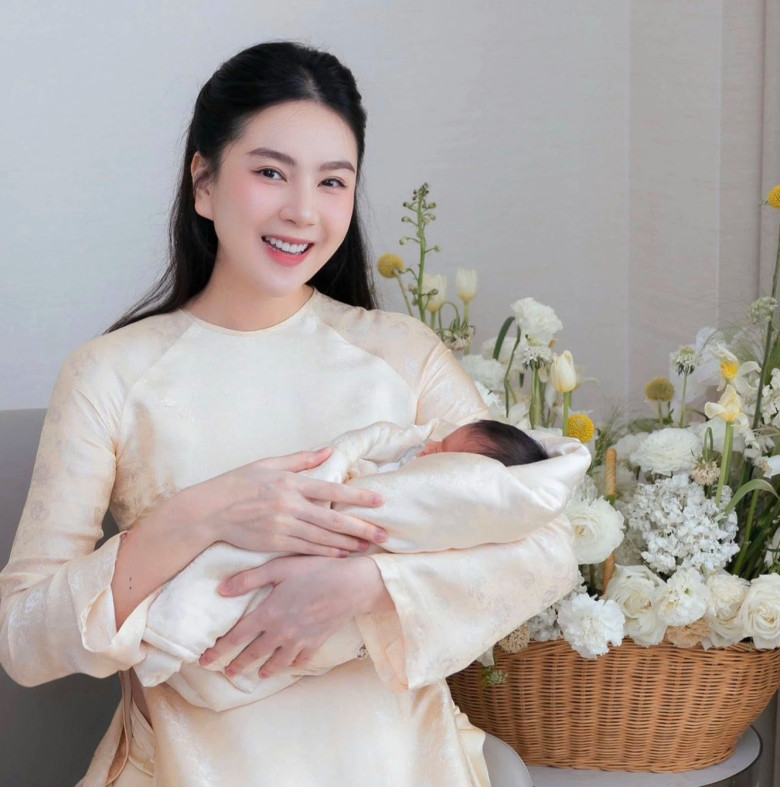 MC Mai Ngọc rạng rỡ cùng con trai Panda.