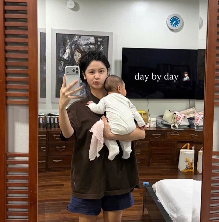 Khác vẻ ngoài lung linh trước kia, người đẹp về với dáng vẻ mộc mạc khi chăm con.