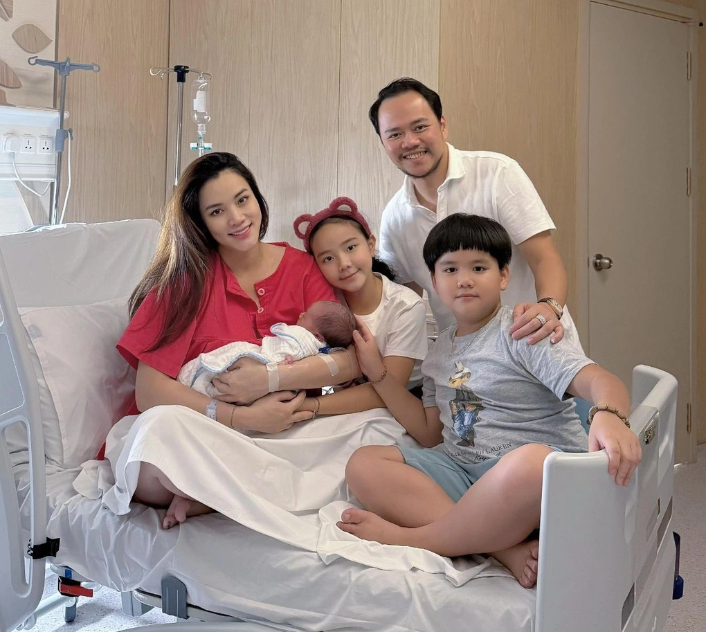 Trang Nhung sinh con thứ 3 với chồng đạo diễn.