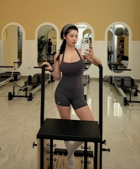 Hot girl Thanh Hoá hiếm hoi khoe body sau sinh với đồ tập ôm sát.