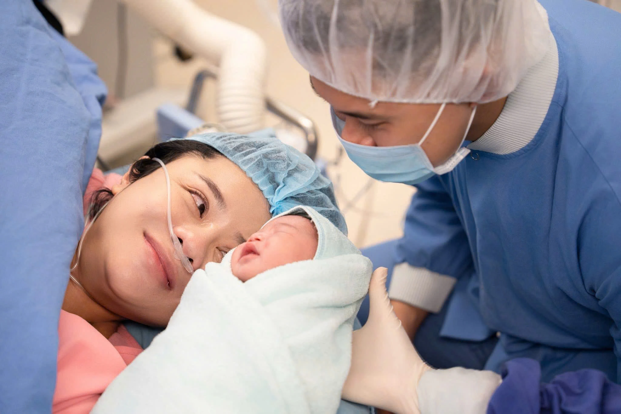 Vợ chồng Thái Trinh hạnh phúc đón con đầu lòng.