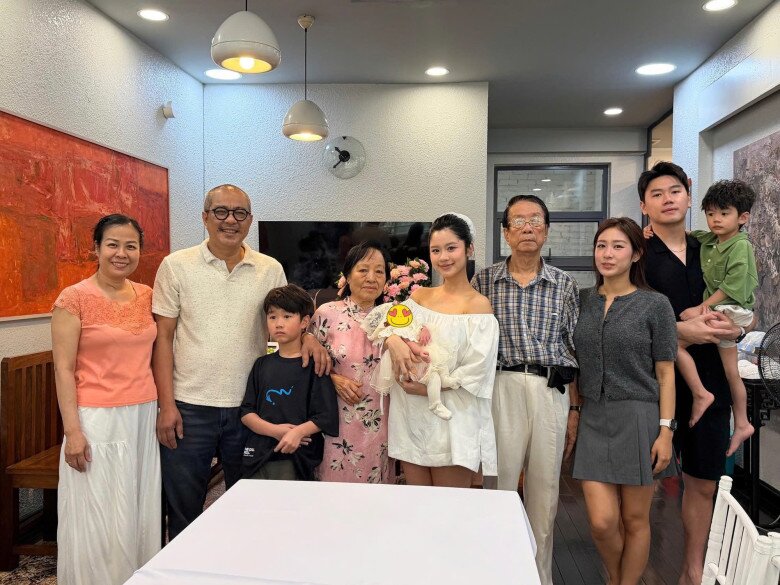 Nàng thơ gen Z và đại gia đình tại tiệc đầy tháng của con gái.