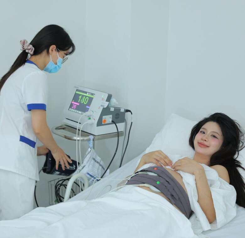 Hot girl 9X vừa khoe khoảnh khắc sinh con sau 1 tháng giữ kín: Có bố là NSND, từng tung ảnh X-quang chứng minh không nâng ngực - 2