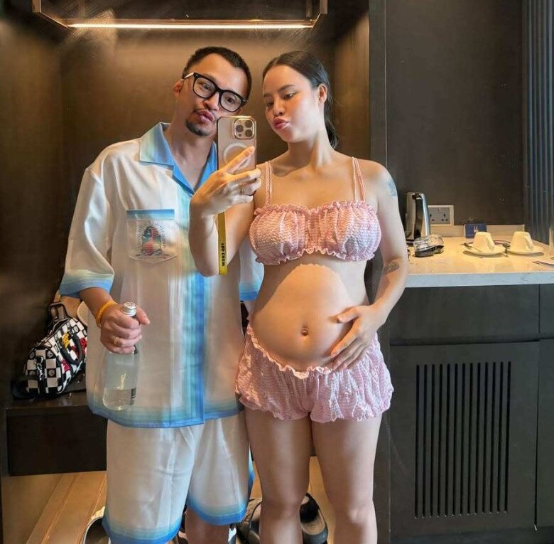 Cặp đôi chênh lệch 13 tuổi về chung nhà sau mối tình thầy - trò ngọt ngào.