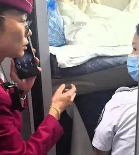 Bé trai chào đời thuận lợi, khóc vang màn đêm.