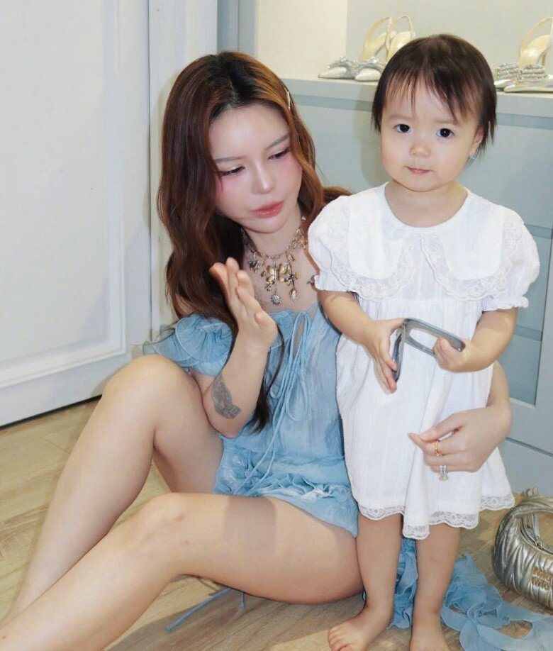 2 cô công chúa được mẹ cho học trường quốc tế, sắp lên chức chị gái.