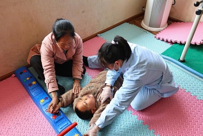 Bé gái khác lạ sau ca sinh khó, mẹ ruột bỏ đi, bà nội bán nhà cứu cháu, 5 năm sau cả làng sững sờ - 3