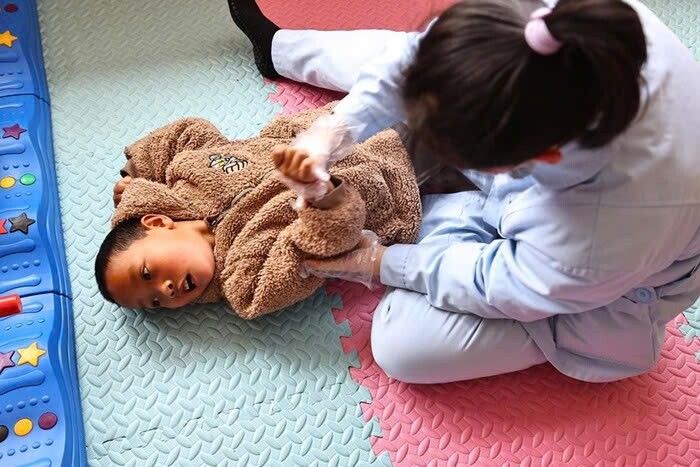 Mẹ bỏ đi, người bà không ngại bán nhà, bán đất để trị bệnh cho cháu.