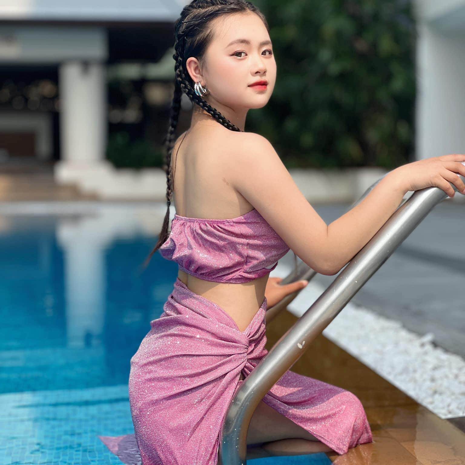 Phúng Phính từ cô bé vùng cao thơ ngây dần trưởng thành và thử sức với những phong cách mới.