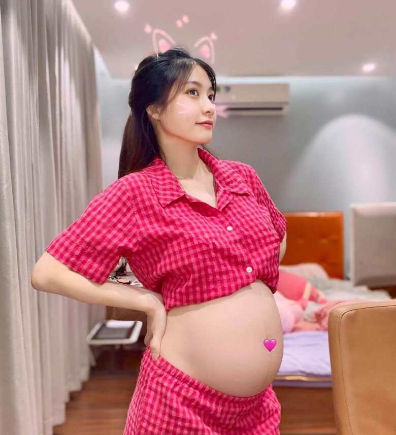 Hot girl 9X khoe bụng bầu láng mịn, tiết lộ sở thích ngắm đường sọc nâu trên chiếc bụng xinh.