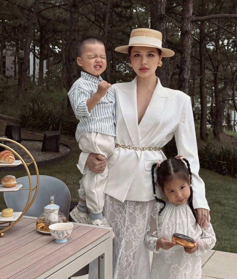 Người đẹp VTV đang là mẹ của hai em bé xinh xắn, được chồng yêu chiều nhưng ít khi chia sẻ diện mạo của anh.