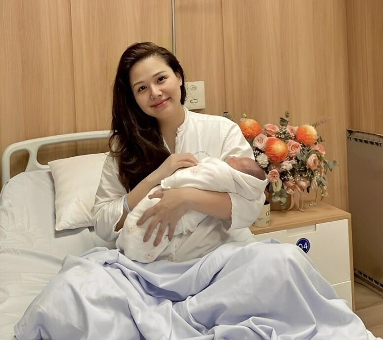 Phanh Lee đẹp rạng rỡ sau khi bước xuống bàn đẻ.