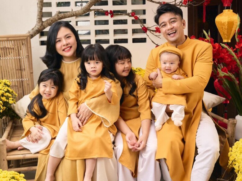 Vân Trang sinh 4 con với chồng doanh nhân, gồm 3 gái 1 trai.