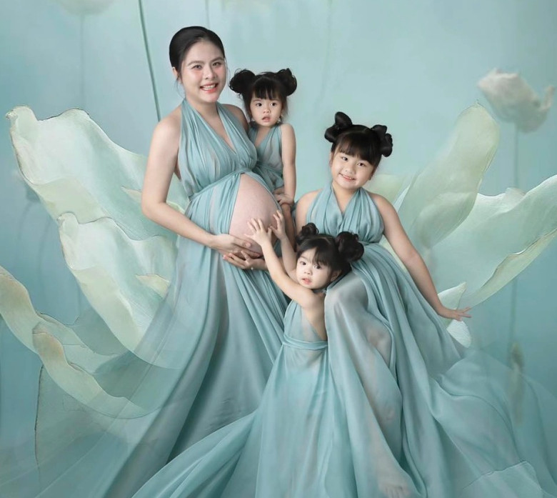 Vân Trang khoe bụng bầu láng mịn bên 3 con gái lớn.