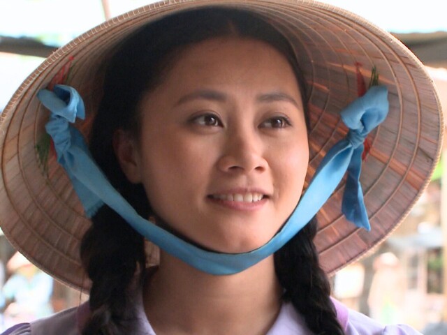 Thanh Hiền đóng phim sau 4 tháng sinh con, gương mặt cô vẫn bầu bĩnh và chưa lấy lại dáng.