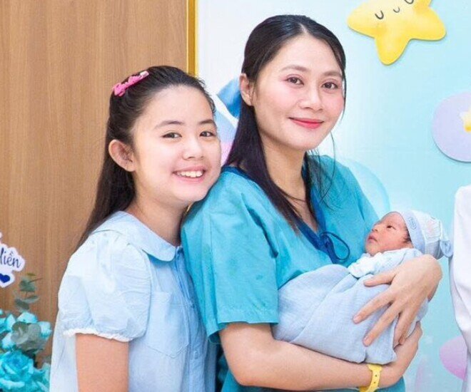Thanh Hiền sinh con thứ 2 ở tuổi 37, visual trên bàn đẻ xinh rạng rỡ.