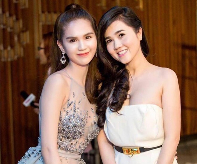 Cựu DJ Ngọc Bích - chị gái ruột của Ngọc Trinh (bên phải) đẹp mặn mà không kém em gái.
