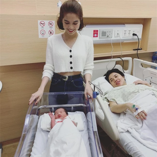 Chị Ngọc Bích được em gái nổi tiếng đồng hành từ lúc mang bầu đến sau sinh.