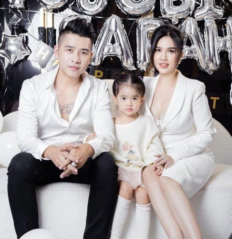 Chị ruột Ngọc Trinh U50 qua 3 lần sinh nở dáng vẫn nuột nà, kiếm nửa tỷ/tháng, con gái nhỏ ra dáng mỹ nhân - 4