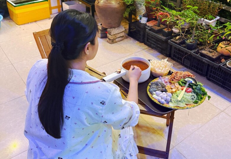 Chồng Bắc Ninh lội lũ nấu cơm cữ cho vợ, món nào món nấy ngon ngất ngây, nhan sắc amp;#34;nóc nhàamp;#34; mới gây bất ngờ - 5