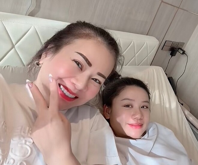 Minh Thư tươi tắn trước giờ lên bàn đẻ.