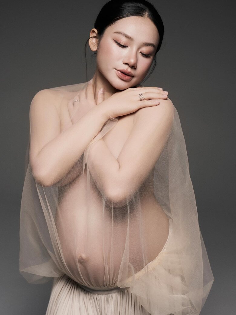 Loạt ảnh bầu táo bạo của cô dâu 1000 cây vàng trước ngày sinh.