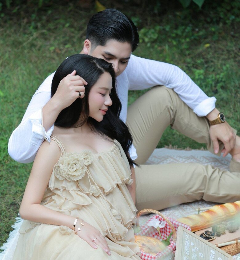 Cô nàng gen Z cùng chồng ghi lại khoảnh khắc đáng nhớ với chiếc bụng xinh.