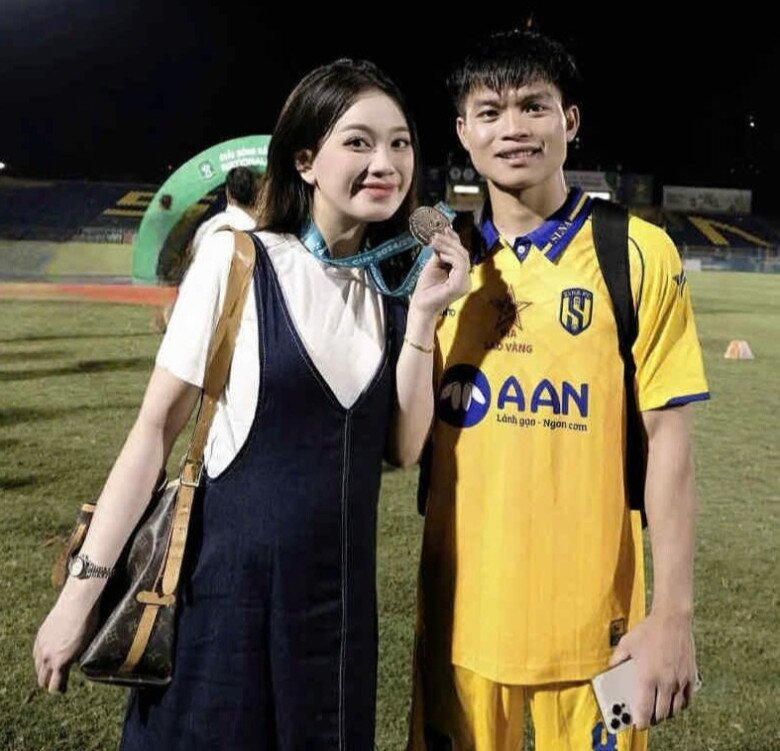 Cô giáo gen Z bế bầu ra sân cổ vũ Hồ Văn Cường.