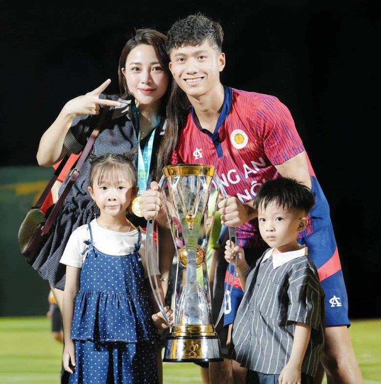 Trước khi chuyển hướng sang kinh doanh, vợ Phan Văn Đức từng làm giáo viên.