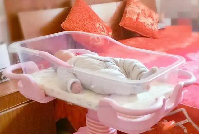 Sau tất cả, cư dân mạng cảm thấy xót xa cho đứa trẻ vô tội - Ảnh minh hoạ.