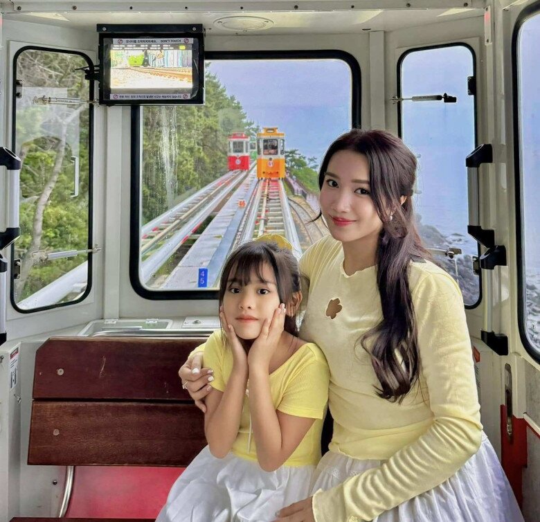 Con gái đầu lòng của cặp đôi chào đời vào năm 2017, đến năm 2018 mới tổ chức đám cưới.