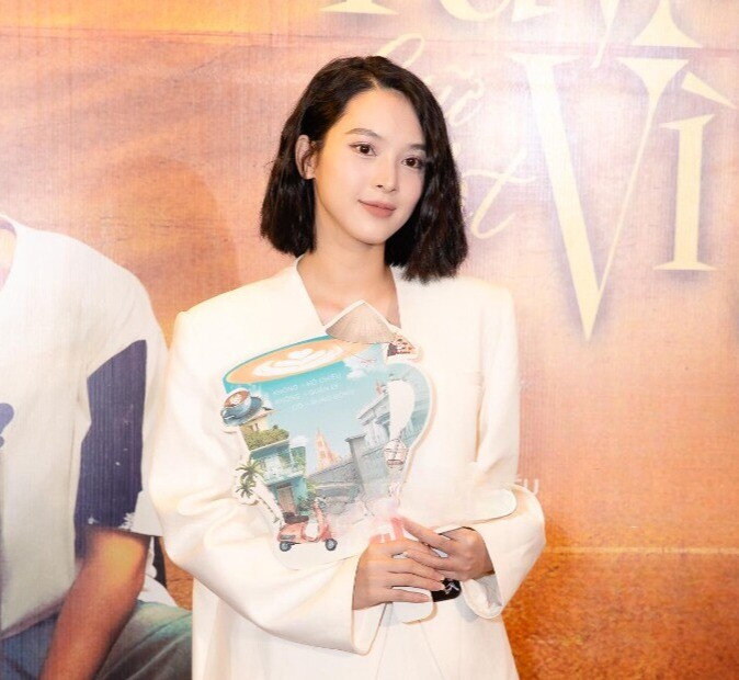 Người đẹp ghi điểm bởi nhan sắc rạng rỡ sau gần 2 tháng sinh con.