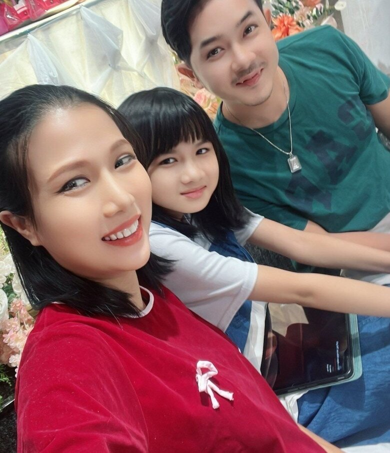 Người đẹp phim miền Tây bế bầu xuống phố cùng amp;#34;hồng hài nhiamp;#34;, con gái riêng 13 tuổi đáng yêu cao gần bằng mẹ - 3