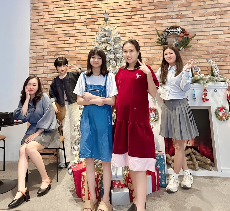 Khoảnh khắc bà bầu tươi trẻ đọ chiều cao với con gái đầu lòng gây thích thú.