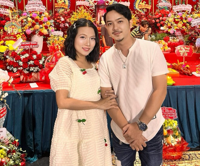 Bà bầu Thùy Dương sánh đôi chồng trẻ cúng Giỗ tổ nghề sân khấu 2025.