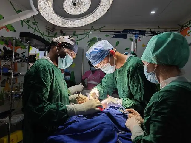 Ê-kíp tiến hành phẫu thuật cắt bỏ khối u cho bé sinh non 1,9 kg.