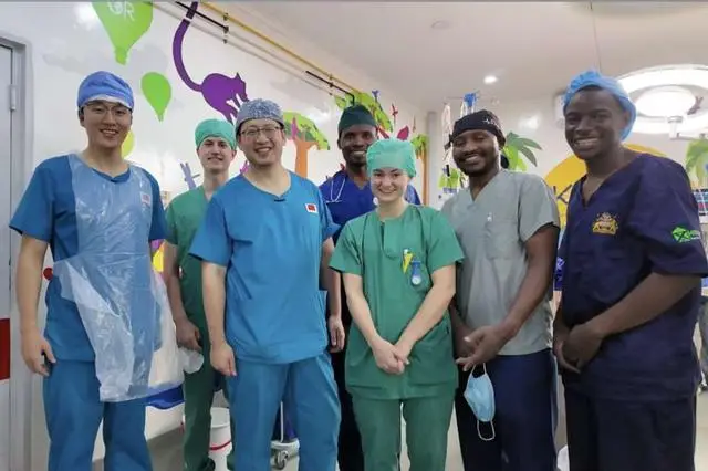 Ê-kíp bác sĩ thực hiện ca phẫu thuật, đây cũng là ca mổ cắt bỏ khối u khổng lồ cho bé đầu tiên của bệnh viện này.