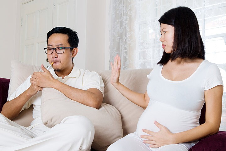 Bác sĩ khuyến cáo cần tránh xa khói thuốc lá vì sự phát triển bình thường của con trẻ - Ảnh minh hoạ.