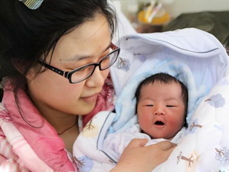 Bà bầu - Hy hữu: Cô gái 31 tuổi đẻ 2 con cách nhau chỉ một tháng, mẹ chồng bật khóc thú nhận một chuyện