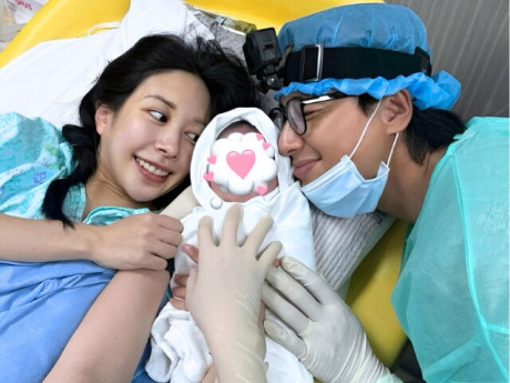 Bà bầu - Cưới fan hâm mộ kém 14 tuổi, tài tử đình đám đau lòng thông báo mất con lần 2, vợ bầu tiều tuỵ thấy thương